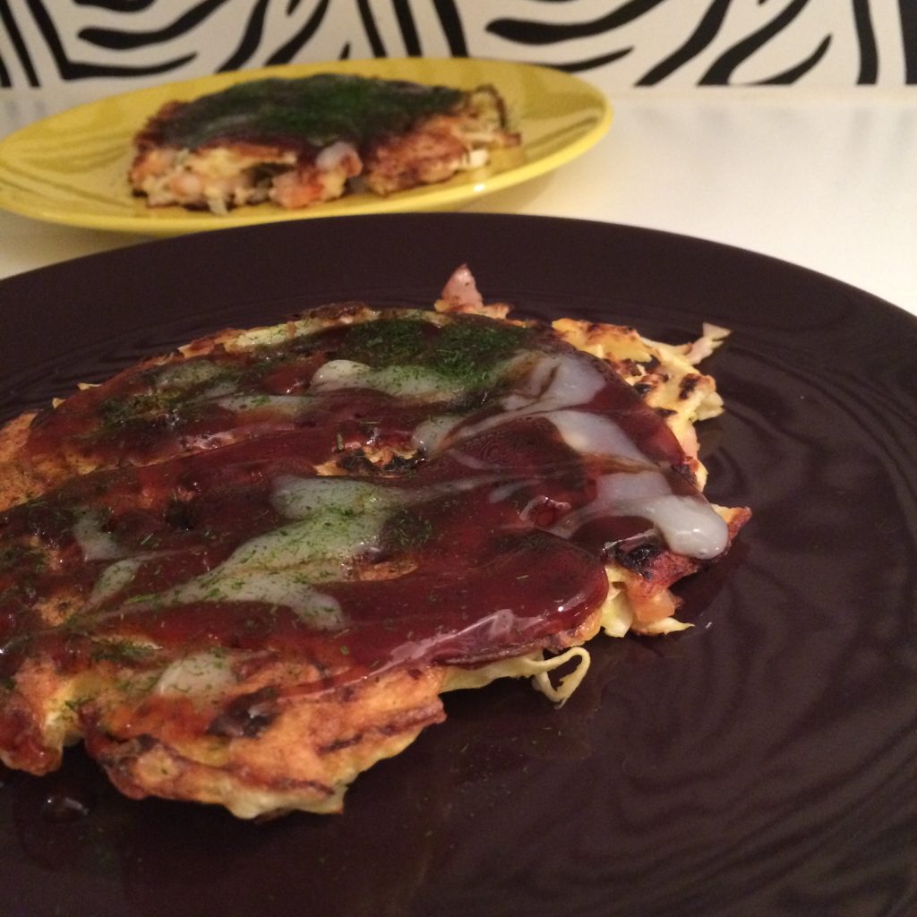 assiette avec un okonomiyaki