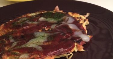 assiette avec un okonomiyaki