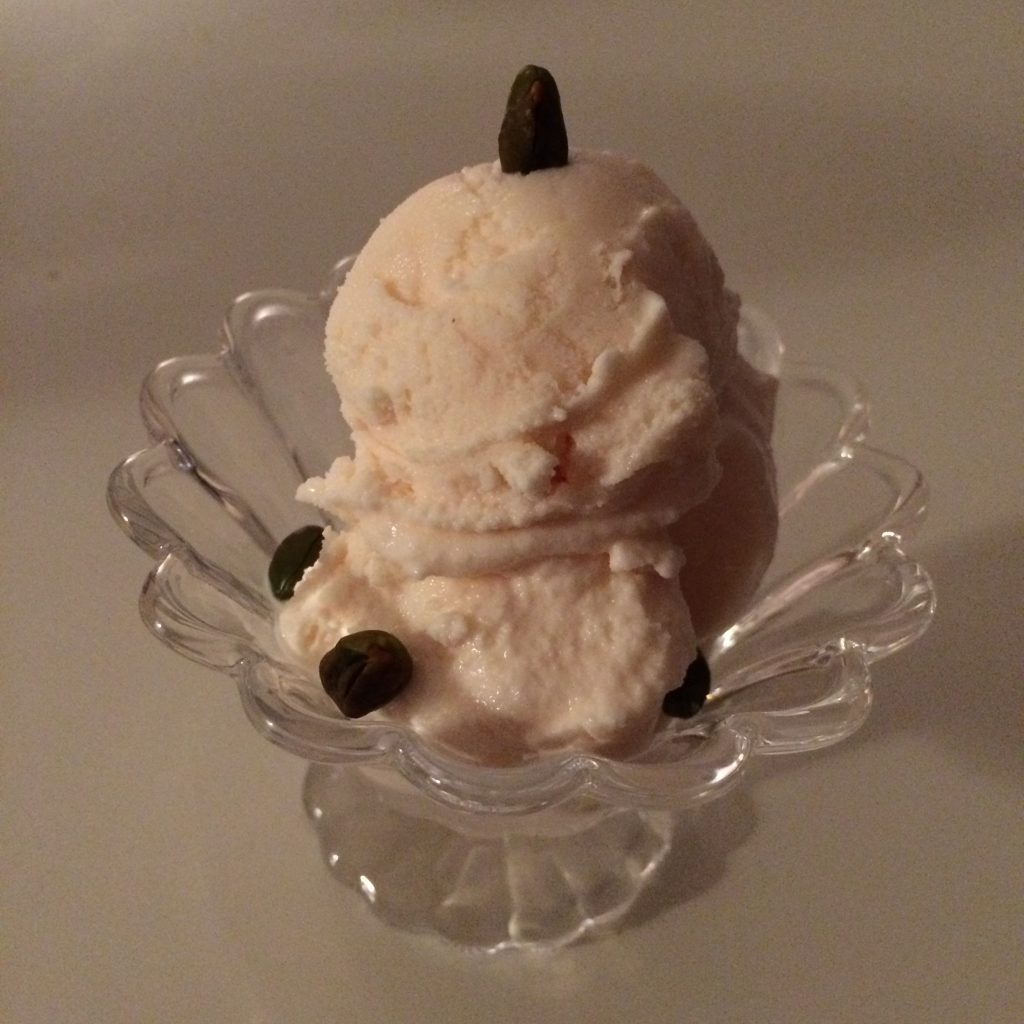 coupe glacée avec de la glace à la fraise et au yaourt