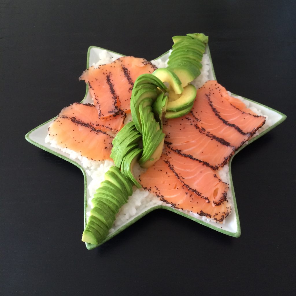 tarte de saumon fumé avec de l'avocat servi dans une assiette en forme d'étoile