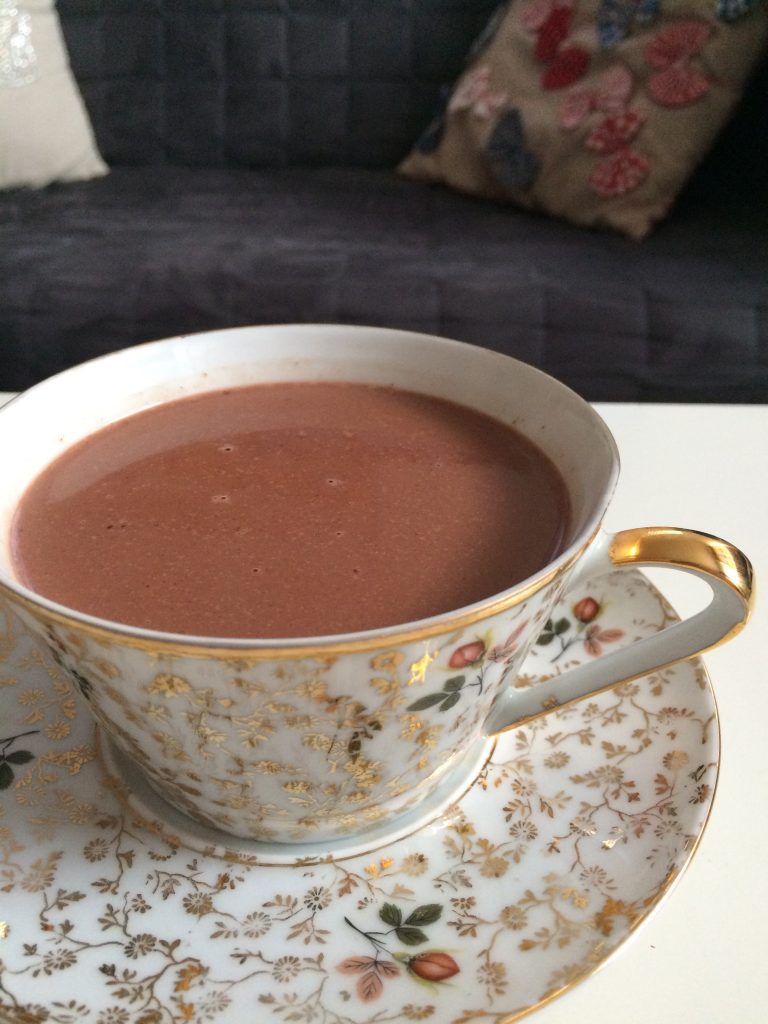 chocolat chaud servi dans une tasse blanche et dorée