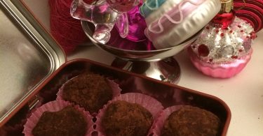 boîte remplie de truffes au chocolat et à la grenadine