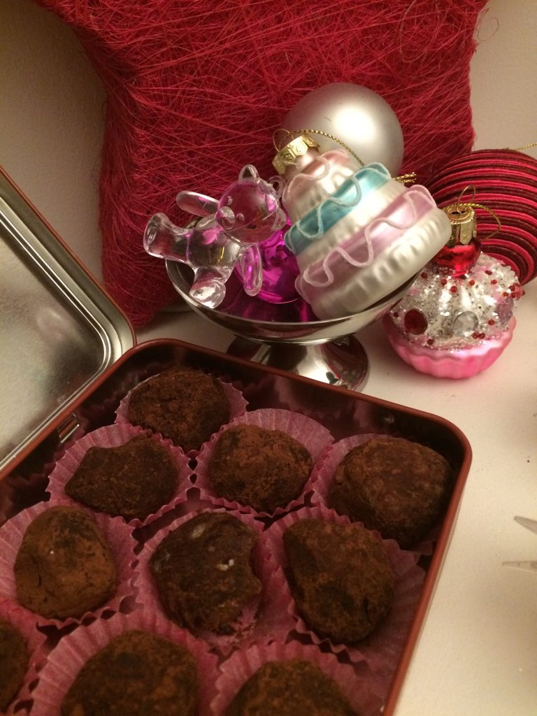 boîte remplie de truffes au chocolat et à la grenadine