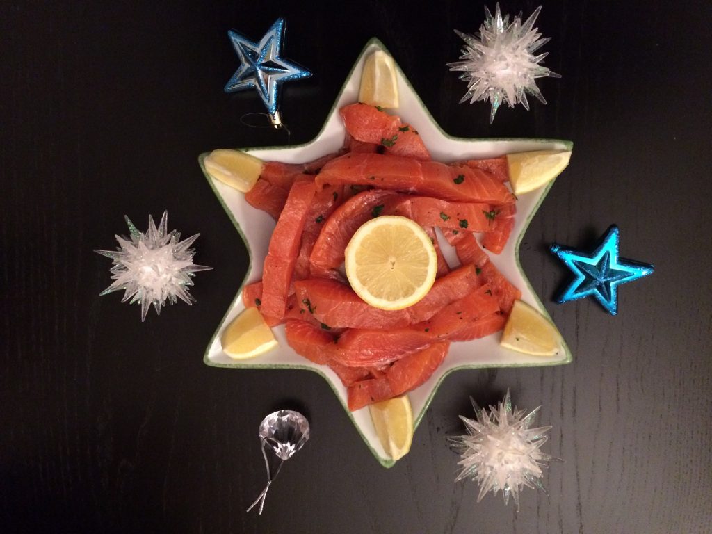 assiette en forme d'étoile avec du saumon gravlax
