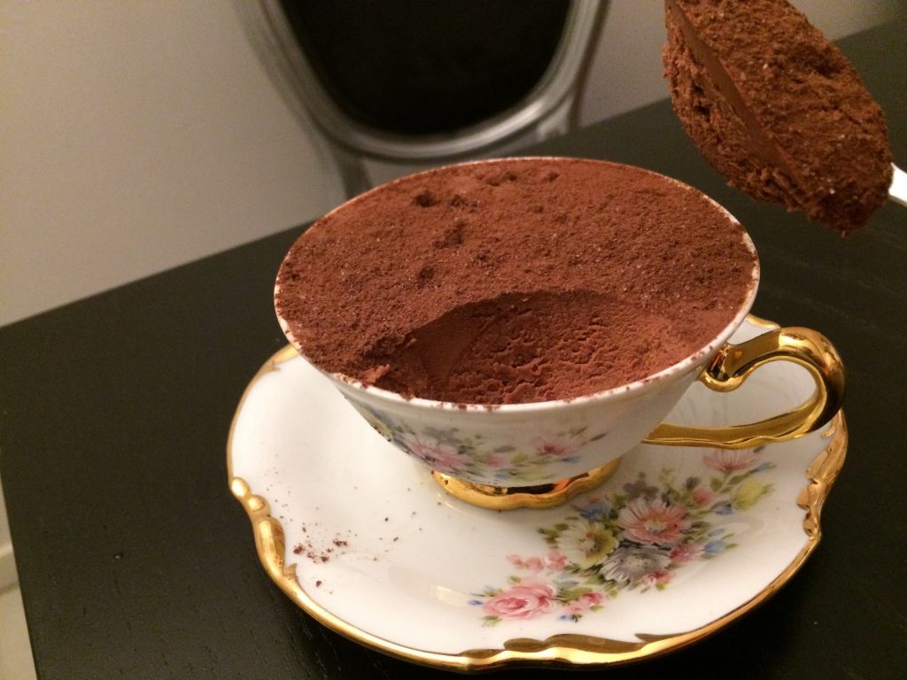 mousse au chocolat sans oeuf servie dans une tasse