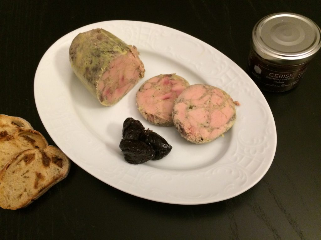 morceaux de foie gras avec des pruneaux