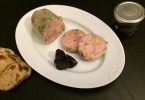 morceaux de foie gras avec des pruneaux