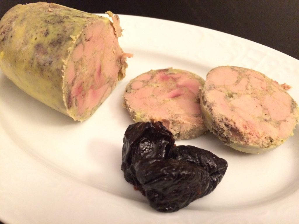 tranches de foie gras avec des pruneaux