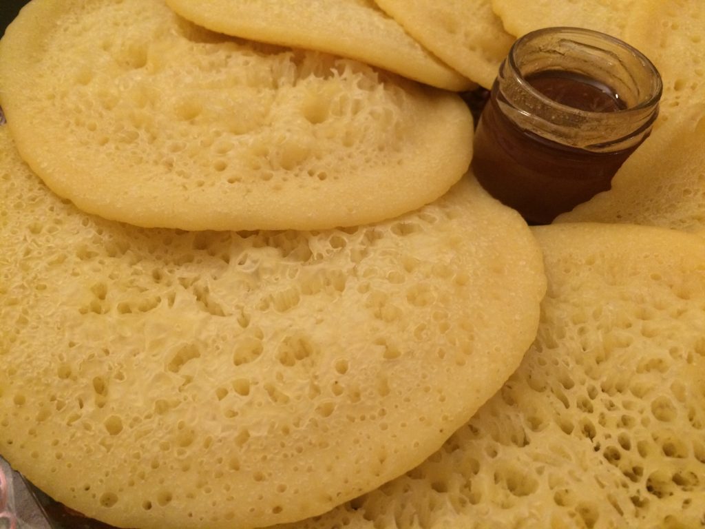 baghrir servi avec du miel