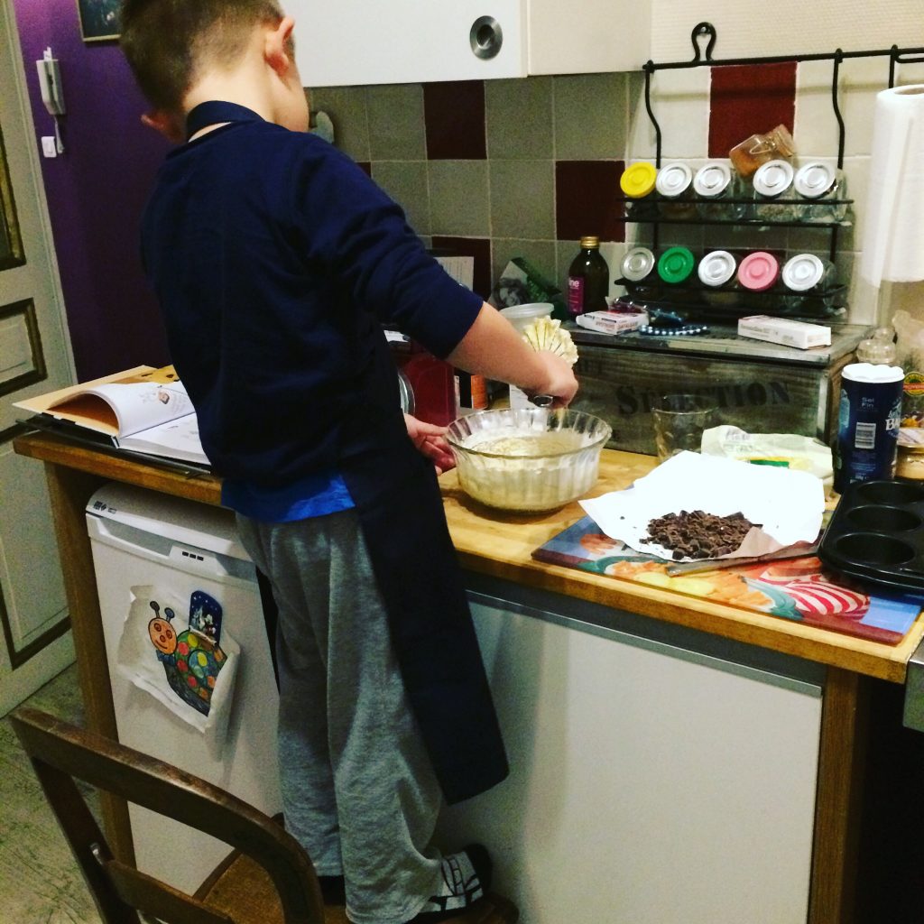 enfant en train de faire de la pâtisserie