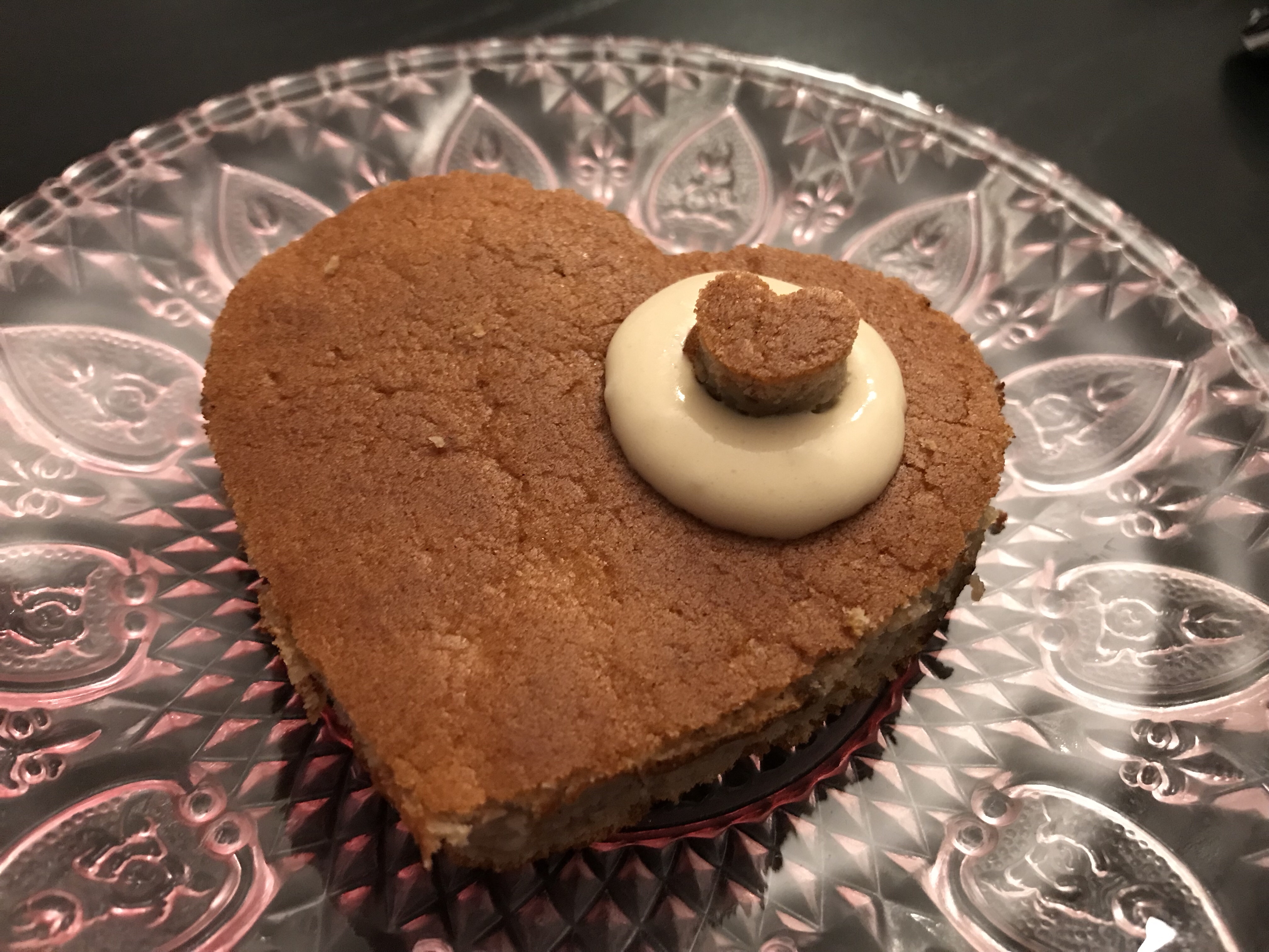 gâteau à la crème de marron en forme de coeur servi avec une crème au chocolat dulcey