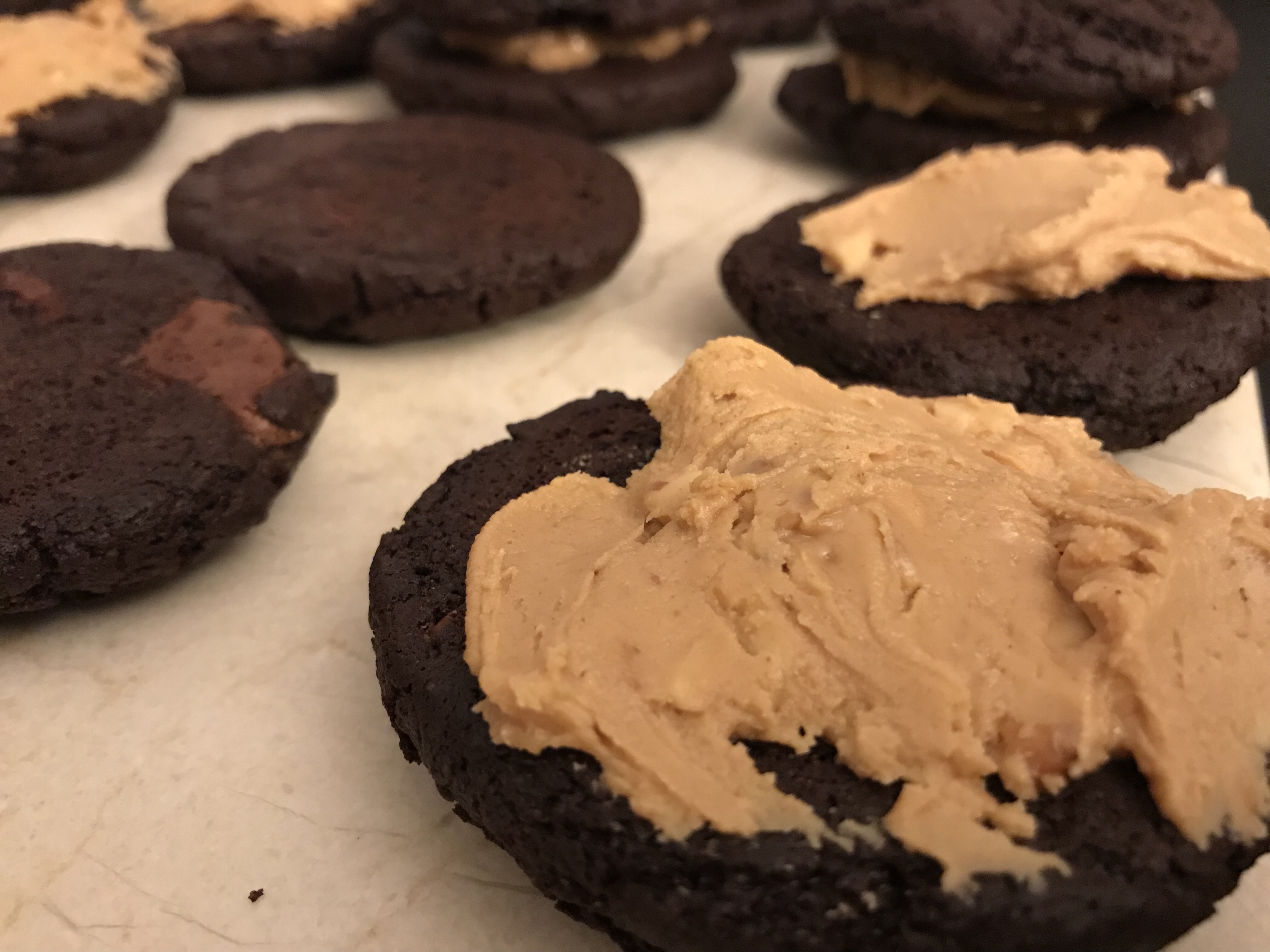 cookies chocolatées fourrés de beurre de cacahuètes