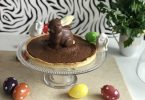 tarte remplie de mousse au chocolat et décorée avec un lapin