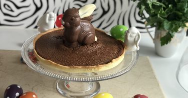 tarte remplie de mousse au chocolat et décorée avec un lapin