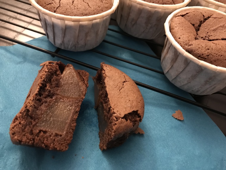 muffins aux poires et chocolat coupé en deux