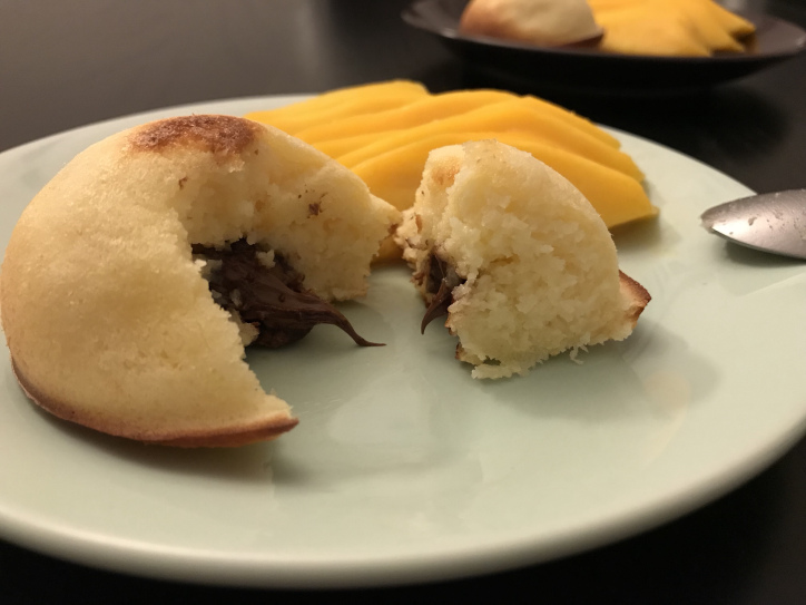 moelleux à la noix de coco avec un coeur au chocolat avec des tranches de mangue