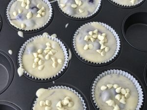 muffins aux myrtilles et au chocolat blanc avant cuisson