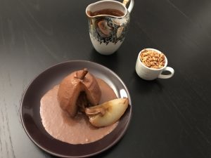 recette de poire au sirop caramel avec sauce au chocolat coeur praliné et amandes grillées