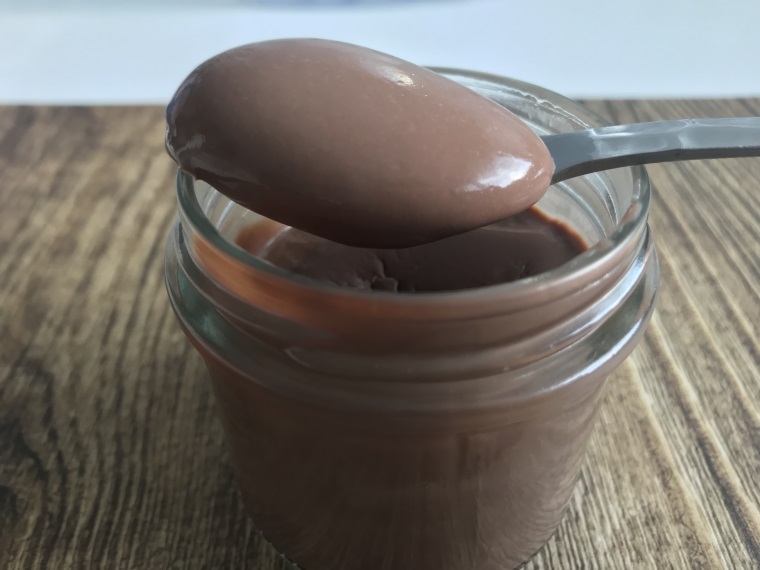 cuillère contenant une portion de crème chocolatée