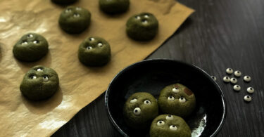 cookies verts au thé matcha en forme de monstres