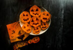 disques de patate douce décorés en forme de citrouille d'Halloween