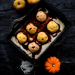 Riz au lait d'Halloween avec du caramel et des pommes humanoïdes
