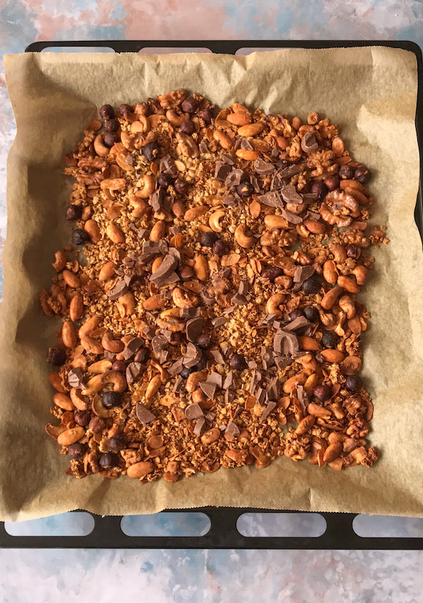 granola aux fruits secs avec du chocolat