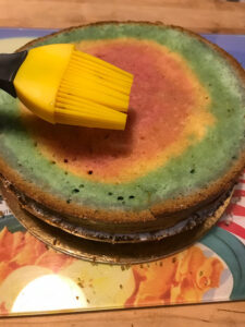 imbibage du Rainbow cake avec du sirop