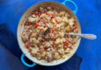 riz cuit au four avec des épices et des tomates