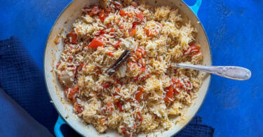riz cuit au four avec des épices et des tomates