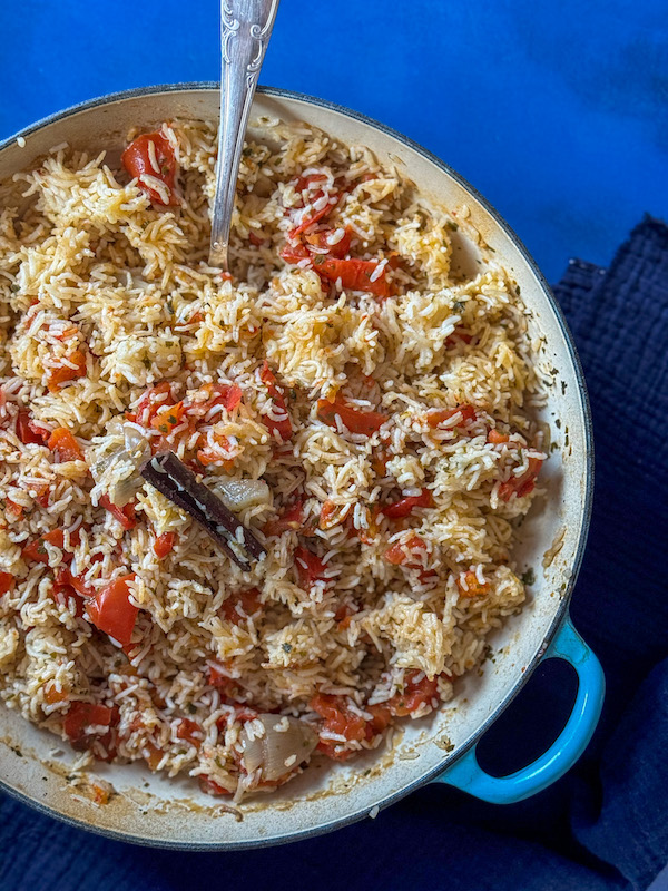 recette d'ottolenghi de riz à la tomate cuit au four dans une casserole en fonte