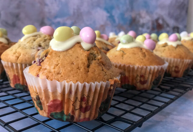 muffins aux framboises décorés avec des oeufs de pâques